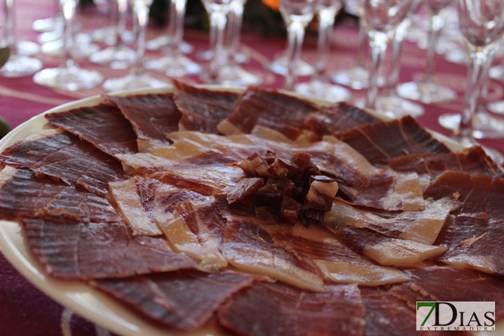 Caja Rural premia al mejor jamón y el mejor cava extremeño