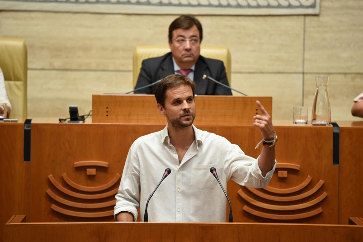 El Parlamento extremeño alza su voz para reclamar un tren digno