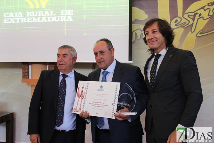 Caja Rural premia al mejor jamón y el mejor cava extremeño