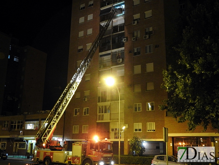 Los bomberos rescatan a una mujer en la barriada de la Paz (Badajoz)