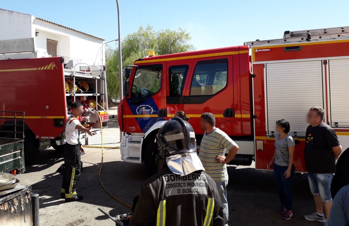 Una vivienda de Barbaño (Badajoz) devorada por las llamas