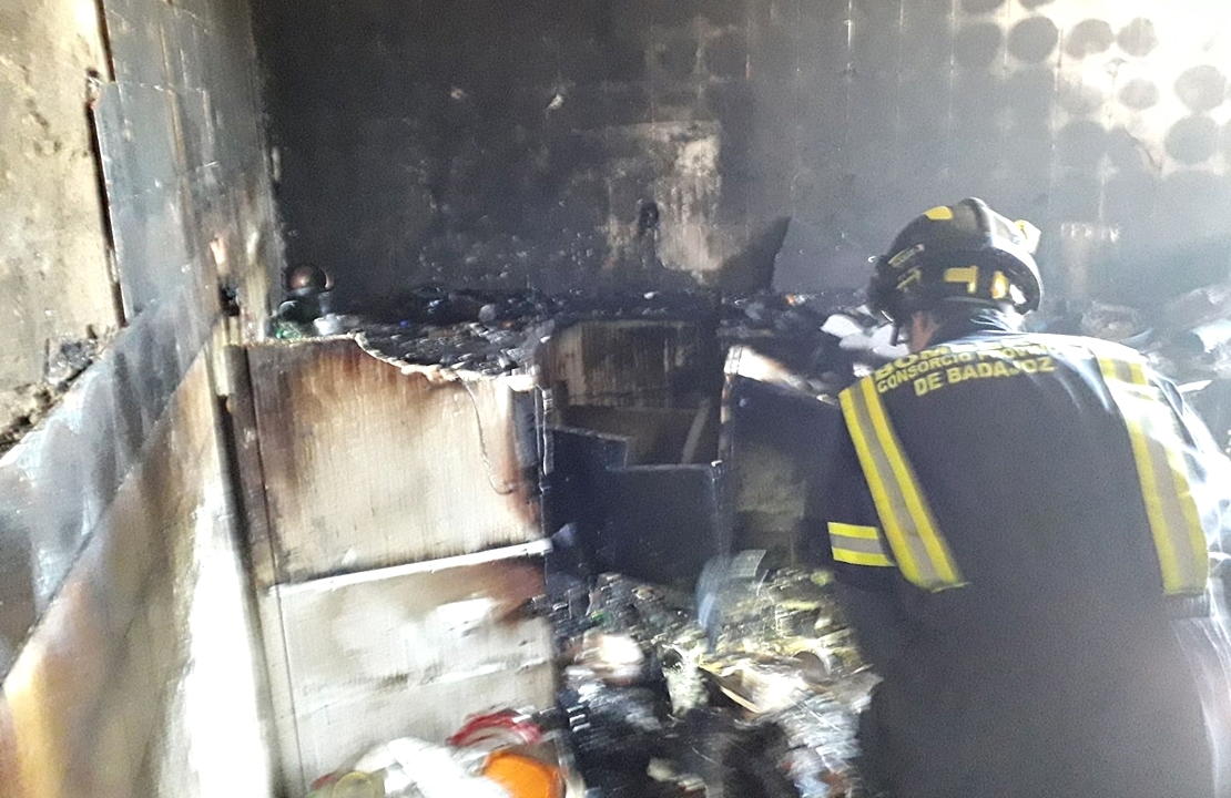 Una vivienda de Barbaño (Badajoz) devorada por las llamas