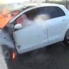 Sale ardiendo un coche en la Carretera Badajoz - Zafra