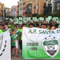 Cientos de niños se manifiestan contra el concejal de Deportes