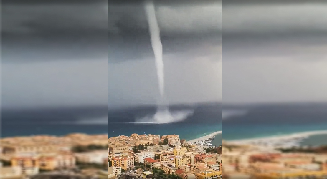 Esta espectacular ‘tromba marina’ sorprendió este domingo en la costa italiana