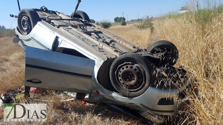 Herido tras volcar con su turismo en la salida de la Albuera