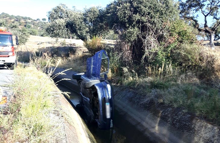 Un joven herido grave tras accidentarse y caer a un canal