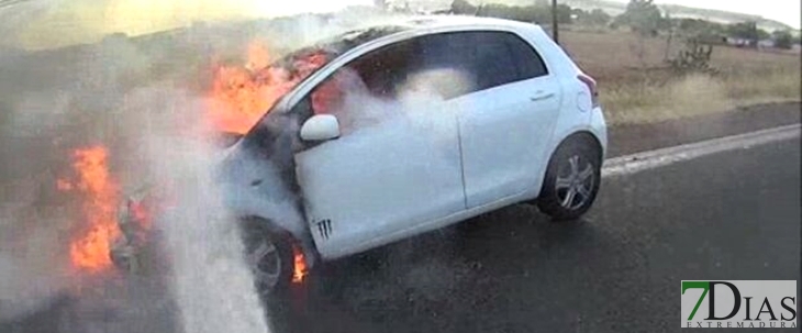 Sale ardiendo un coche en la Carretera Badajoz - Zafra