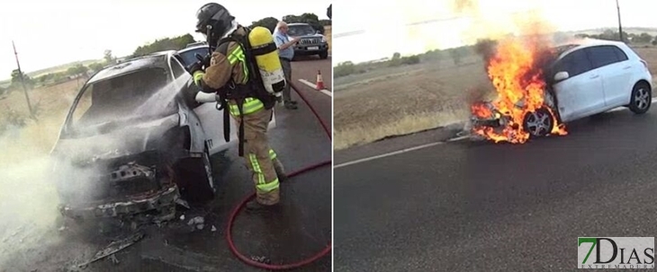 Sale ardiendo un coche en la Carretera Badajoz - Zafra