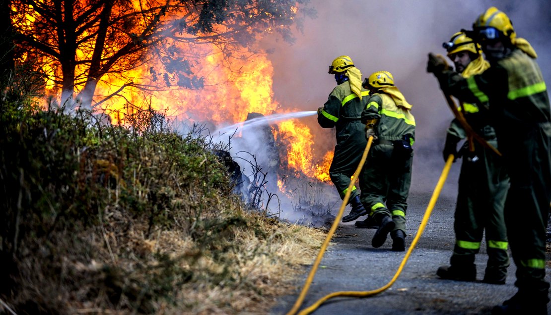 El fuego siembra el pánico en Galicia