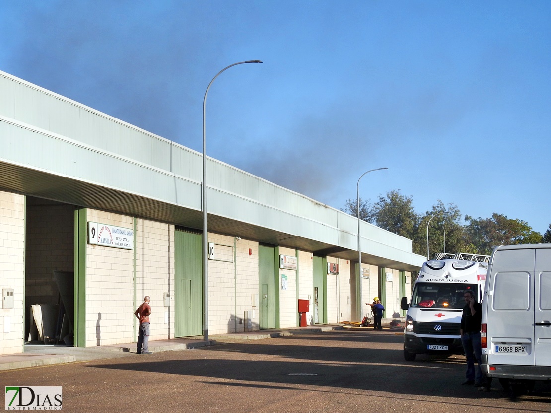 Incendio en una nave de la carretera de Cáceres (Badajoz)