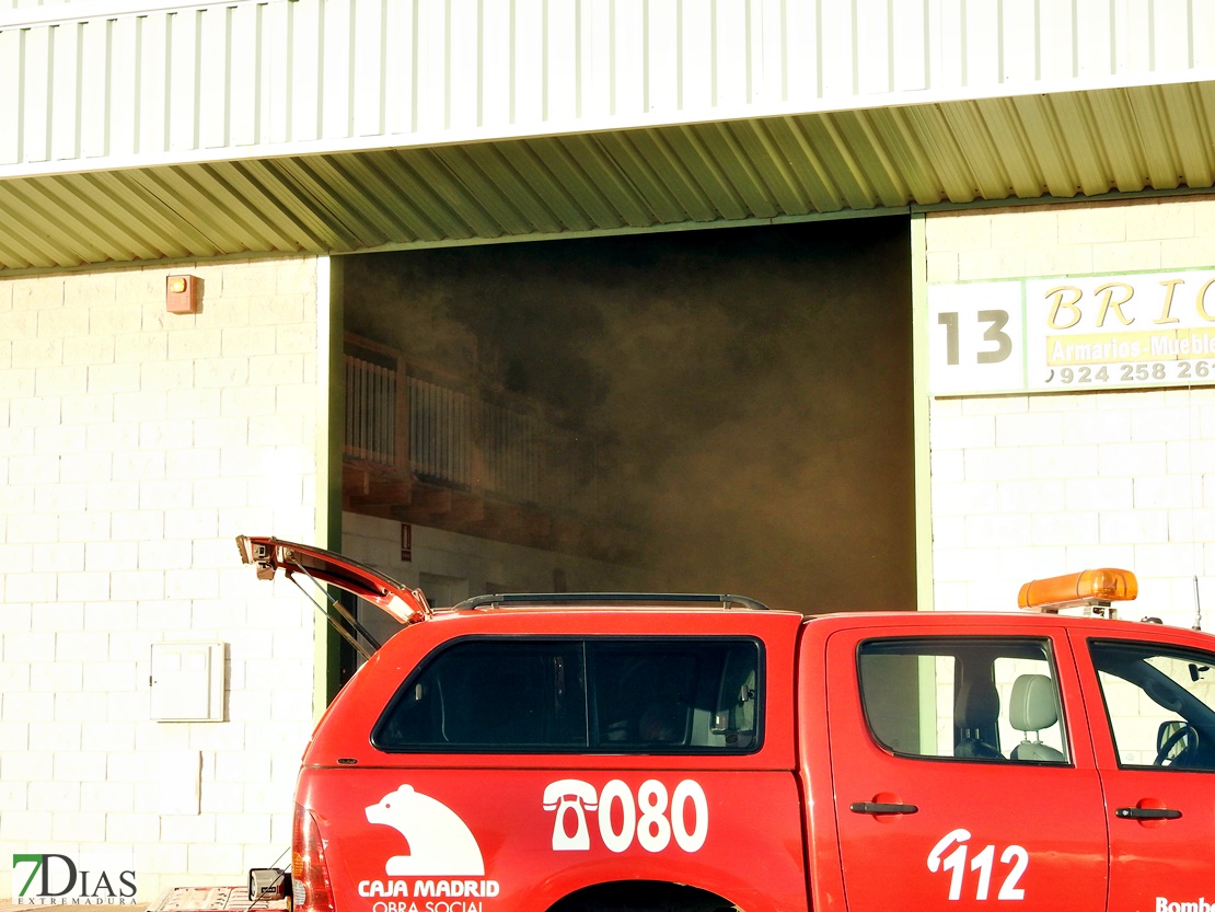 Incendio en una nave de la carretera de Cáceres (Badajoz)