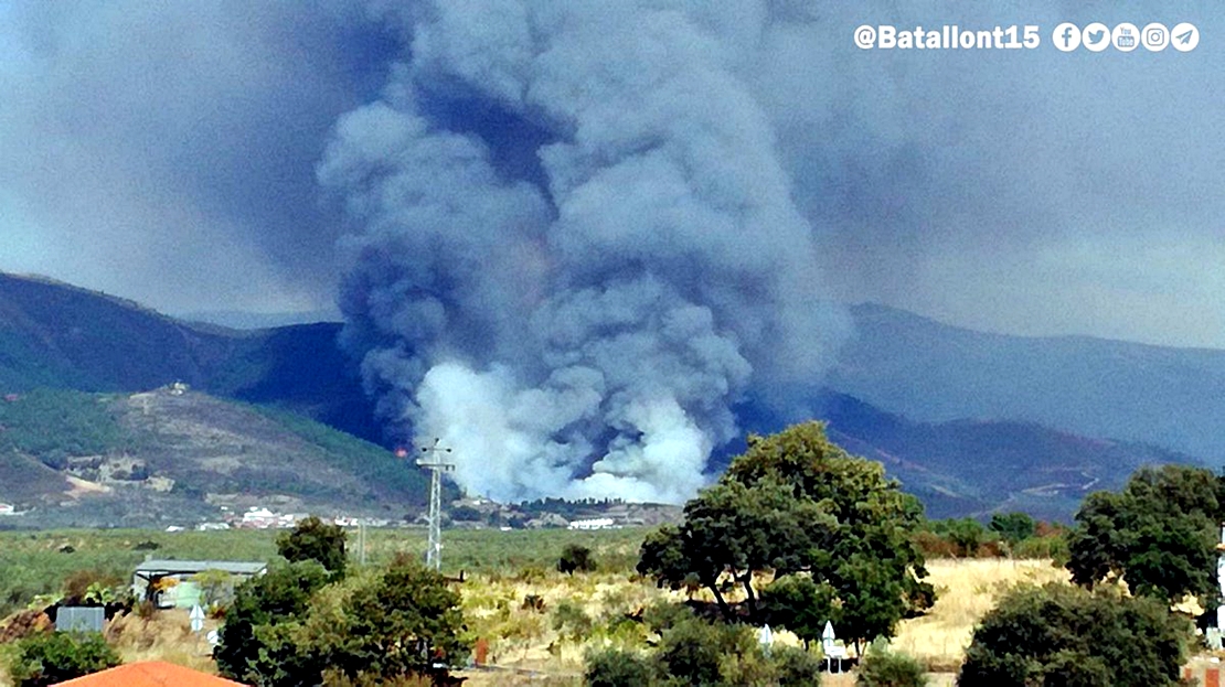 Medios aéreos y terrestres trabajan en un incendio en Sierra de Gata