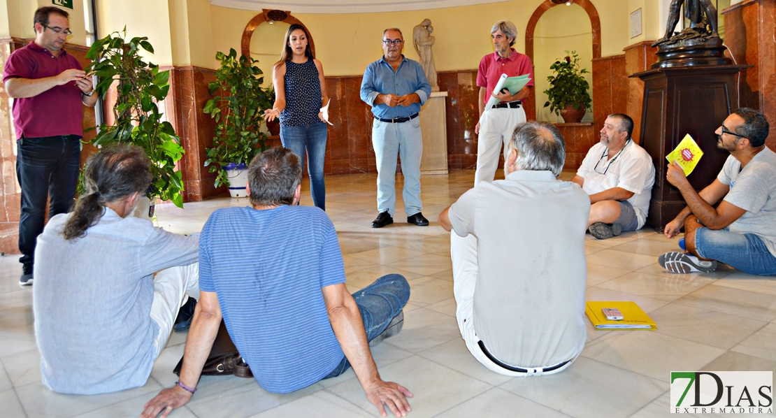 El Ayuntamiento Abierto continúa celebrándose en el vestíbulo