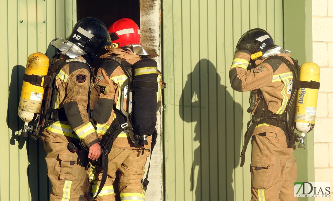 Incendio en una nave de la carretera de Cáceres (Badajoz)