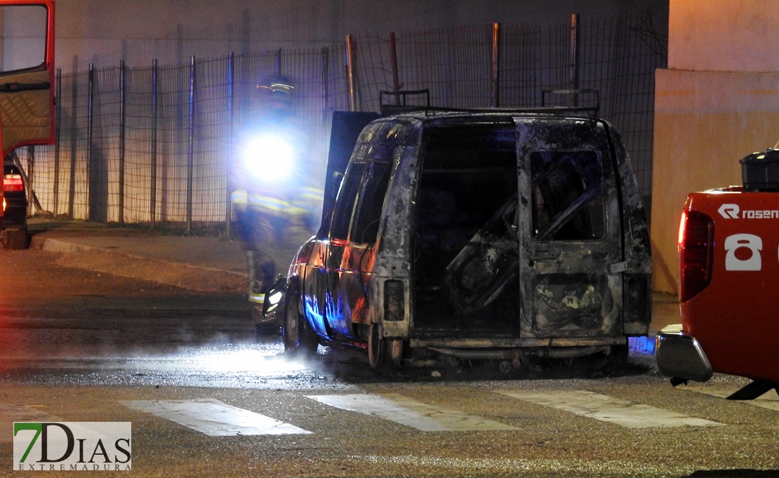 Arde una furgoneta en la barriada de Llera (Badajoz)