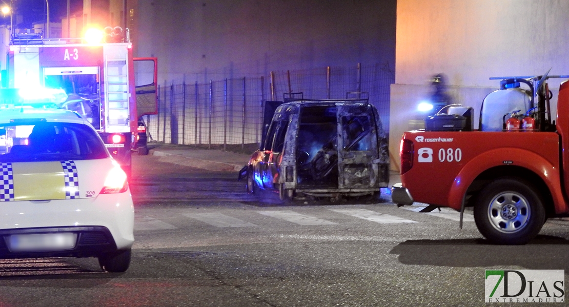 Arde una furgoneta en la barriada de Llera (Badajoz)