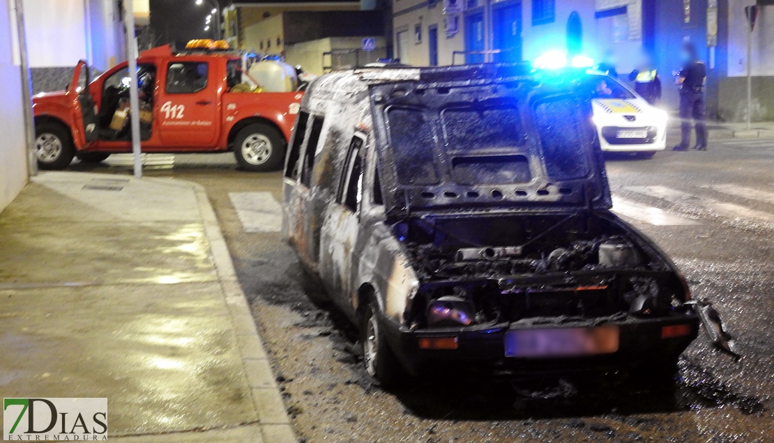 Arde una furgoneta en la barriada de Llera (Badajoz)