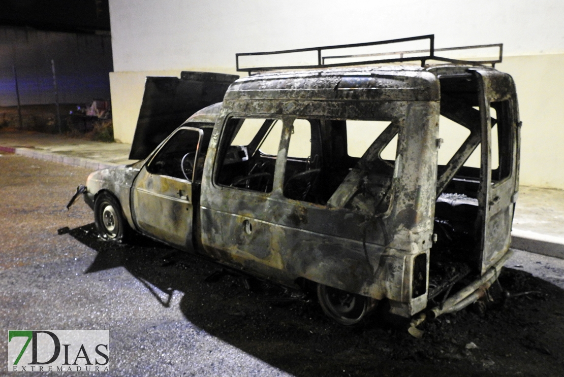 Arde una furgoneta en la barriada de Llera (Badajoz)