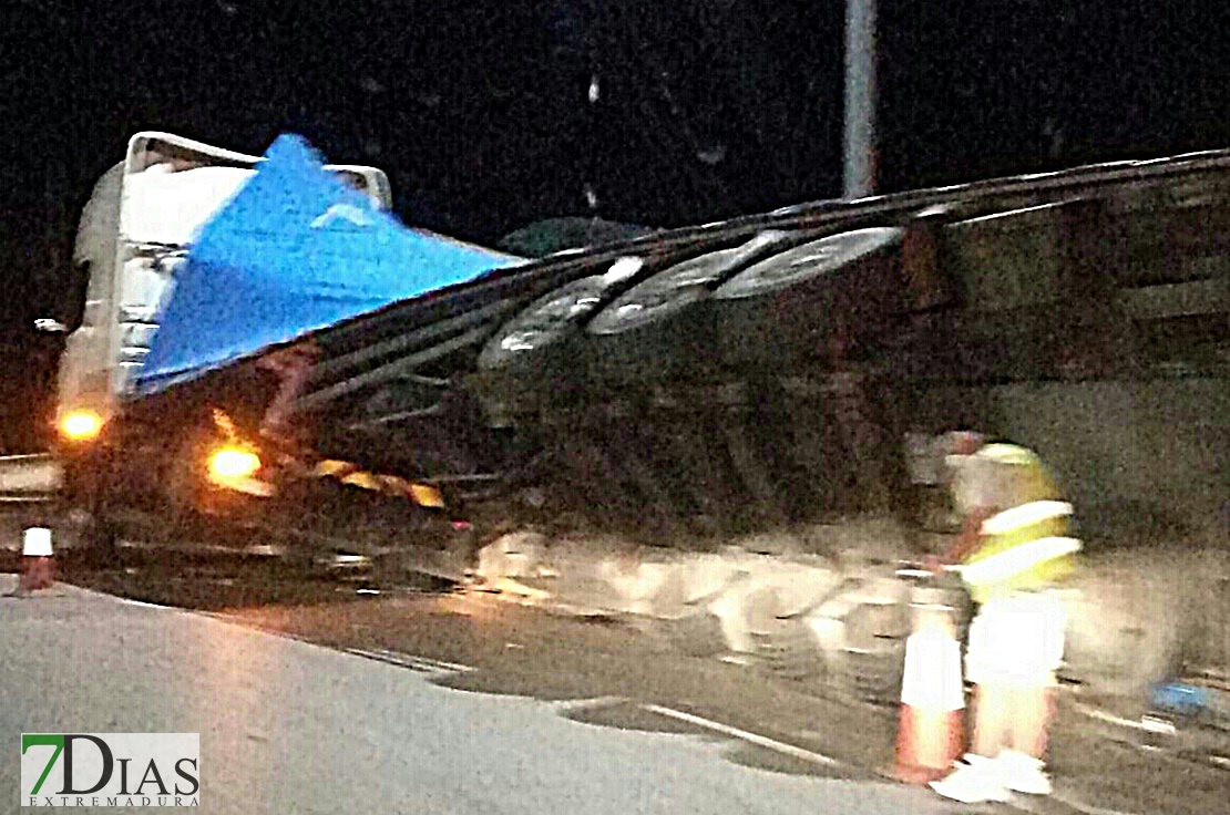 Vuelco de un tráiler en Zafra (Badajoz)