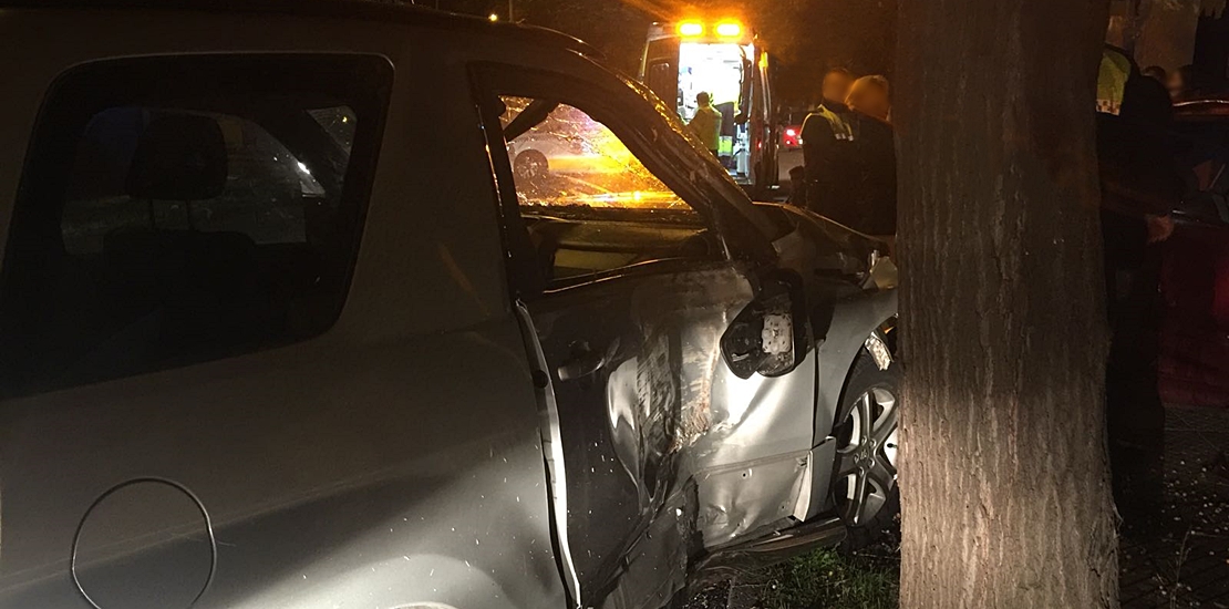 Un coche se empotra contra una vivienda en Las Vaguadas (Badajoz)