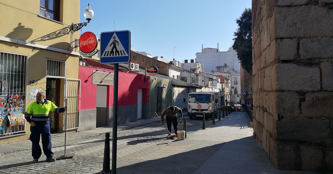 La calle Graciano se corta al tráfico debido a un socavón