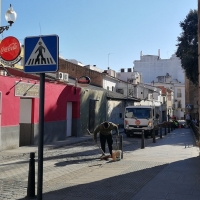 La calle Graciano cortada al tráfico debido a un socavón