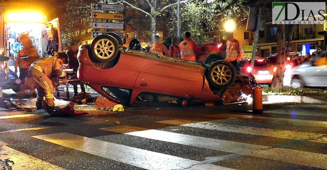 Espectacular vuelco con atrapado en el centro de Badajoz