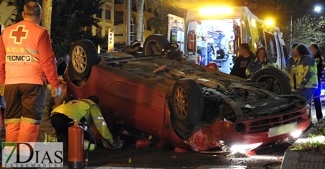 Espectacular vuelco con atrapado en el centro de Badajoz