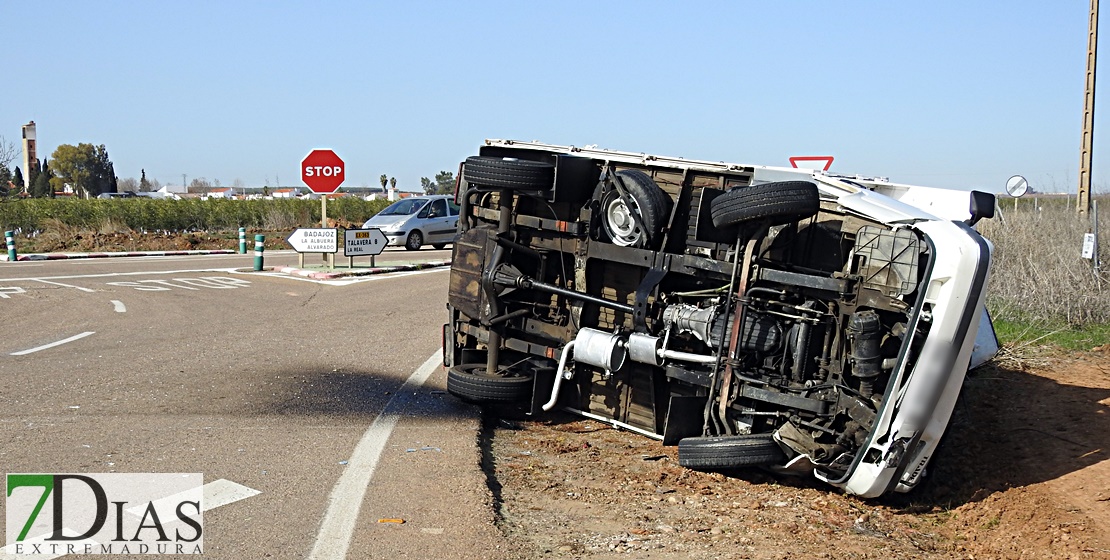 Colisión entre un turismo y un camión en la carretera de la Albuera (Badajoz)