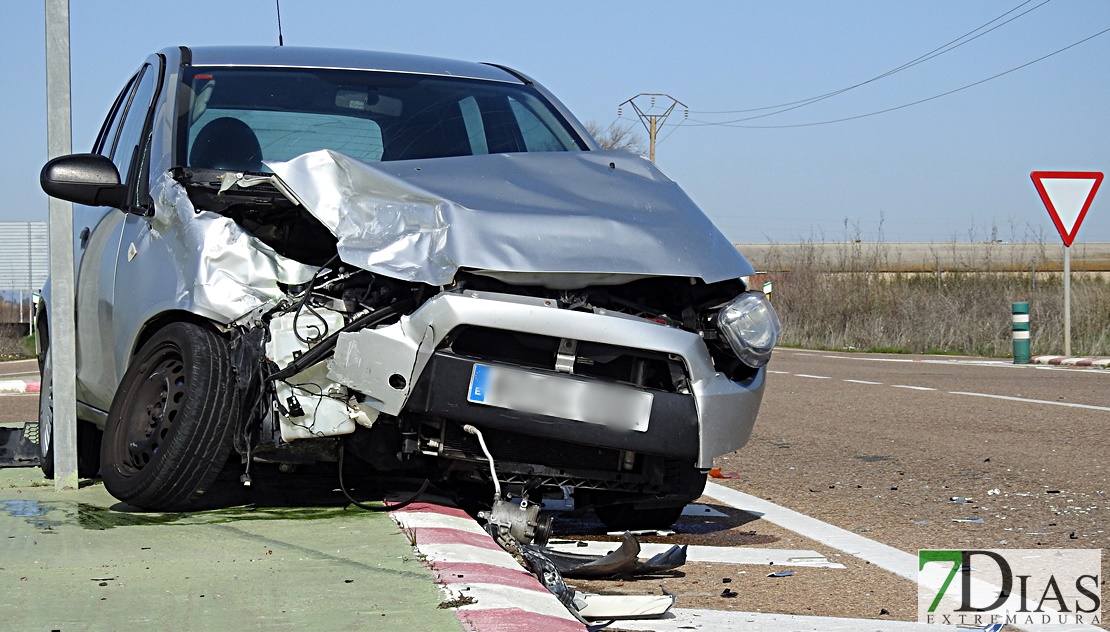 Colisión entre un turismo y un camión en la carretera de la Albuera (Badajoz)