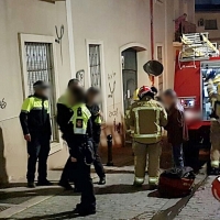 Grave incendio con personas atrapadas en un piso de Cáceres