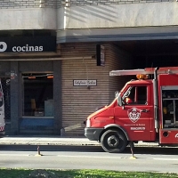 La Policía Local derriba una puerta para rescatar a una mujer