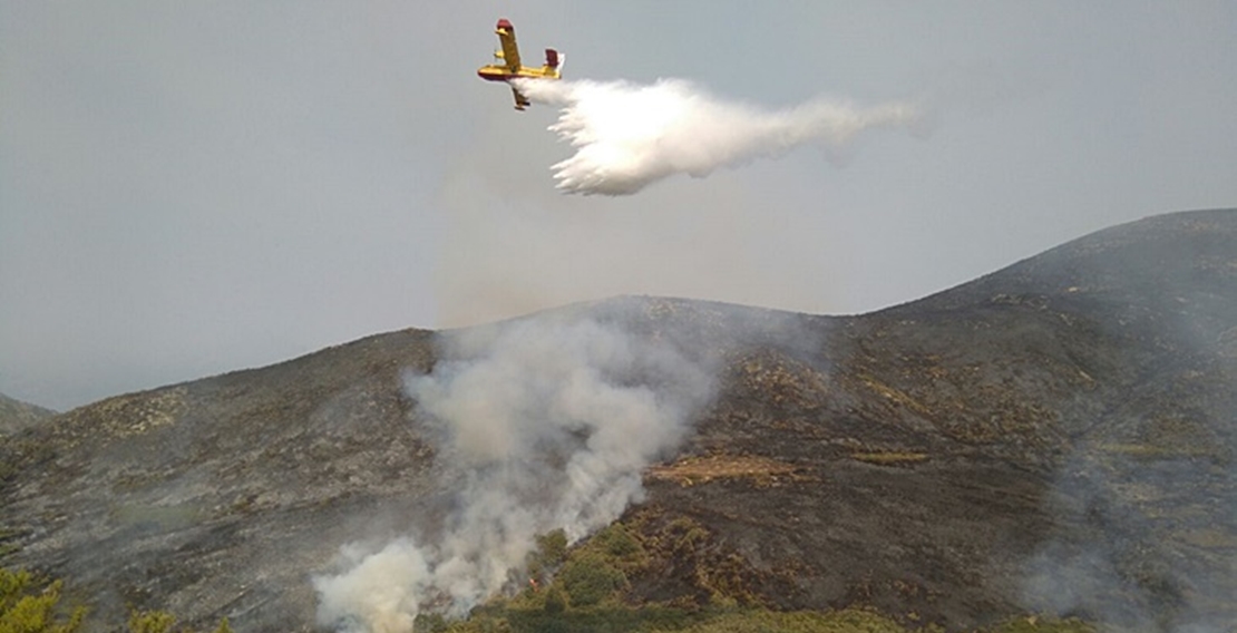 La Junta contratará dos aviones anfibios contra los incendios