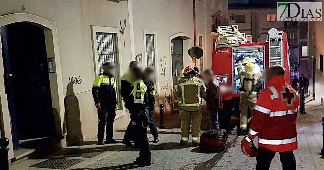 Grave incendio con personas atrapadas en un piso de Cáceres