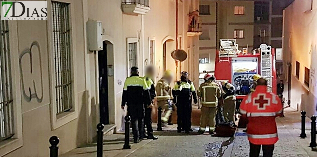 Grave incendio con personas atrapadas en un piso de Cáceres