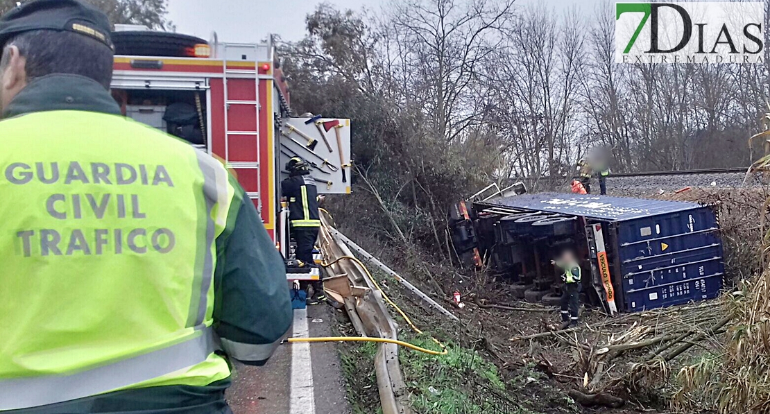 Los bomberos le salvan la vida a un hombre tras accidentarse en la EX-209