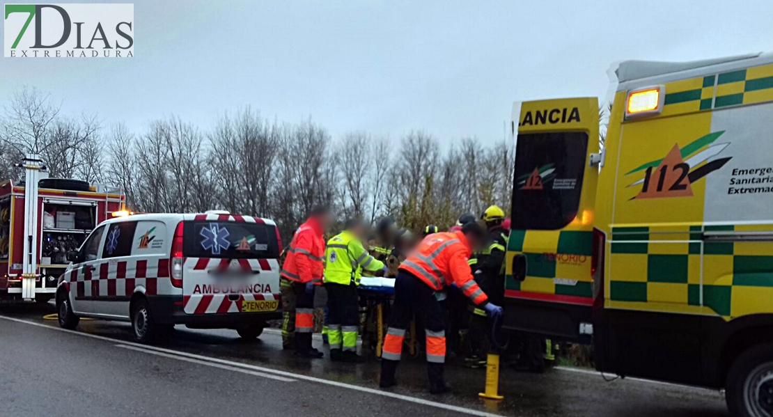 Los bomberos le salvan la vida a un hombre tras accidentarse en la EX-209