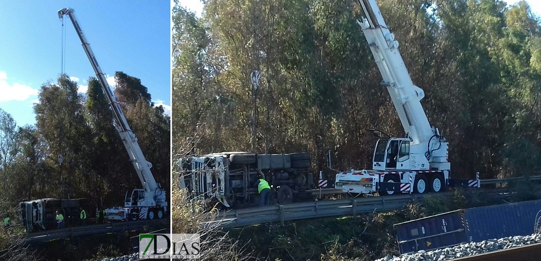 La EX-209 cortada cuatro horas por la retirada del trailer