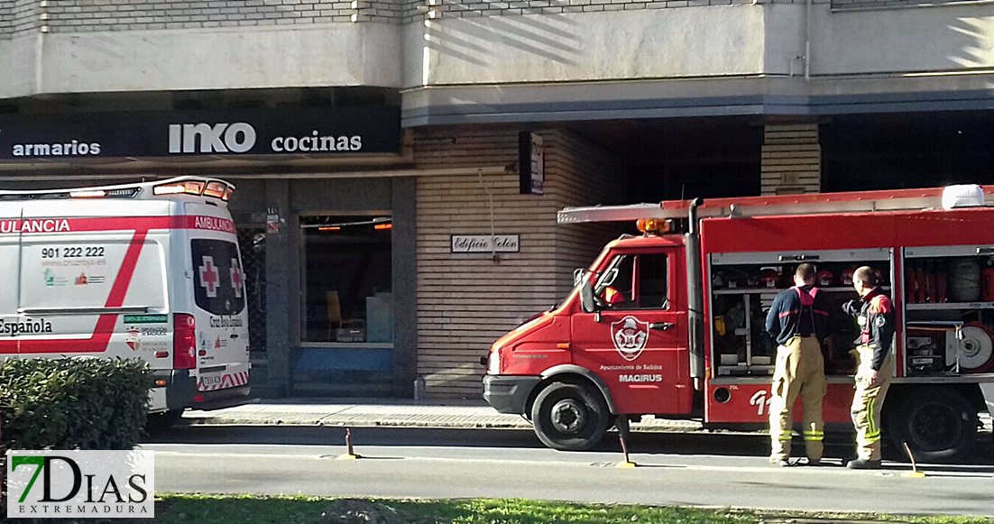 La Policía Local pacense derriba una puerta para rescatar a una mujer