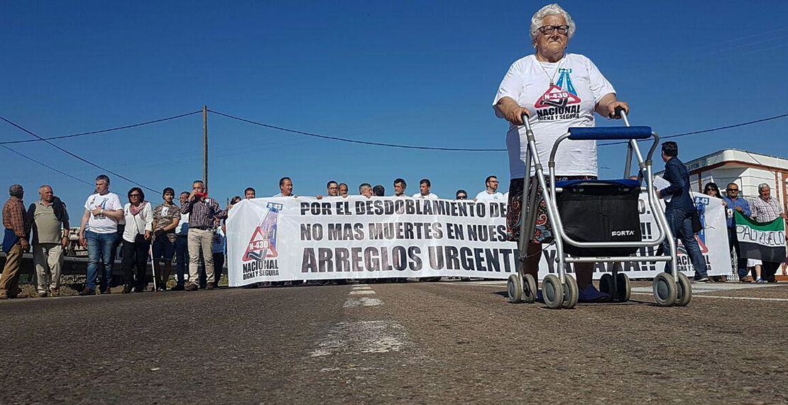 Manifestación sobre el asfalto de la carretera N-430