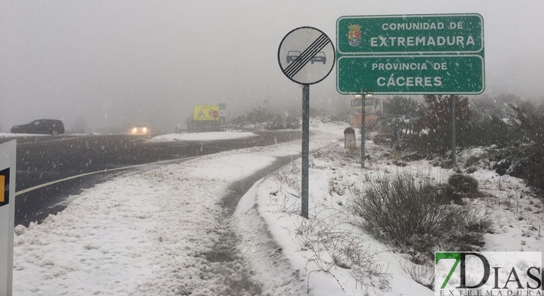 La nieve cierra dos carreteras en el norte de Cáceres y limita la circulación en Tornavacas