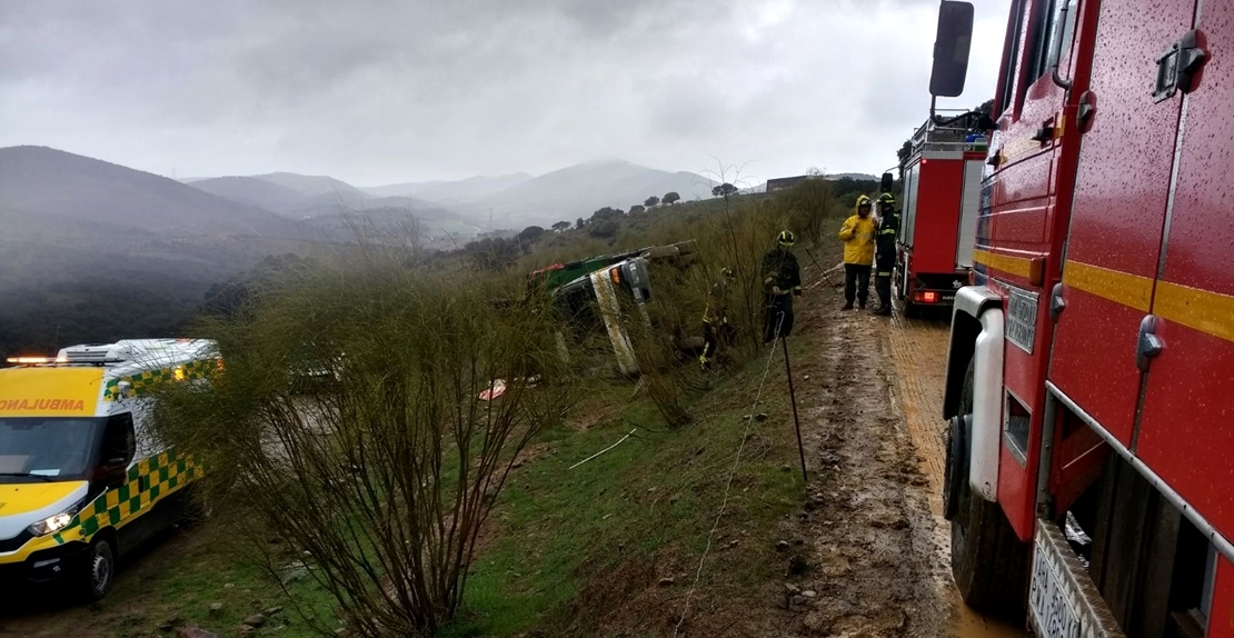 Rescatan a un hombre tras volcar con su camión en la provincia de Badajoz