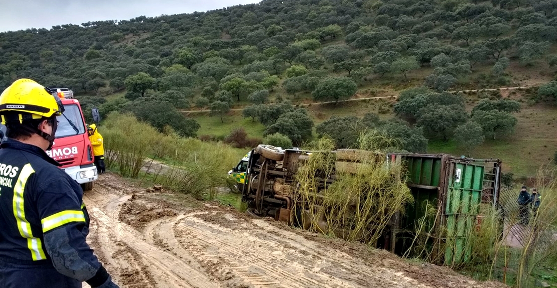 Rescatan a un hombre tras volcar con su camión en la provincia de Badajoz