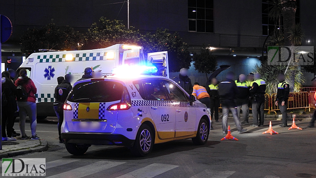 Accidente de tráfico entre dos motoristas en la Avenida Santa Marina (Badajoz)