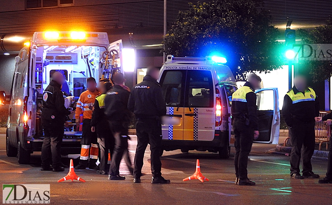 Accidente de tráfico entre dos motoristas en la Avenida Santa Marina (Badajoz)