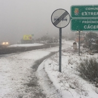 La nieve cierra dos carreteras en Cáceres y limita la circulación en Tornavacas