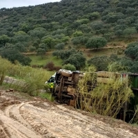 Rescatan a un hombre tras volcar con su camión en la provincia de Badajoz