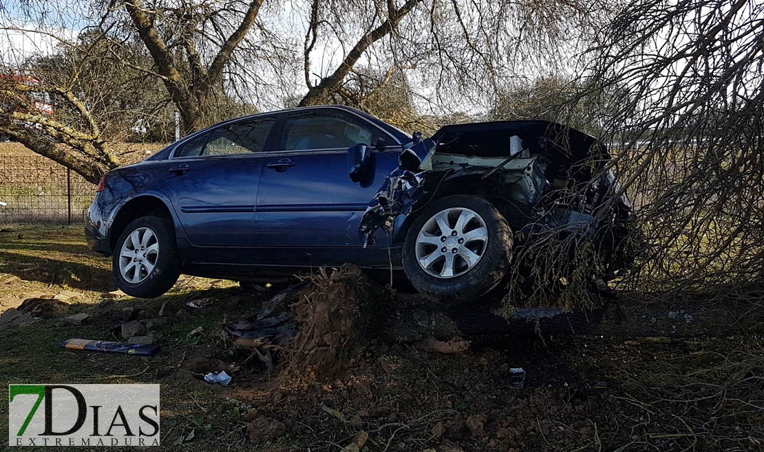 Un matrimonio sufre un grave accidente cerca de Alconchel