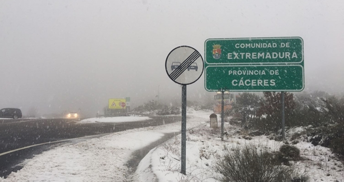 La nieve corta tres carreteras en el norte de Cáceres